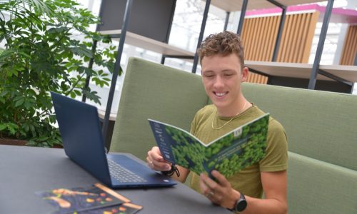 Student Business & Management bladert door boek