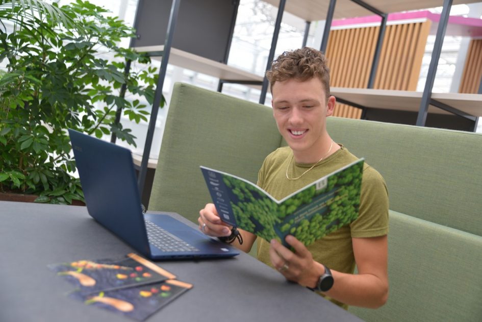 Student Business & Management bladert door boek