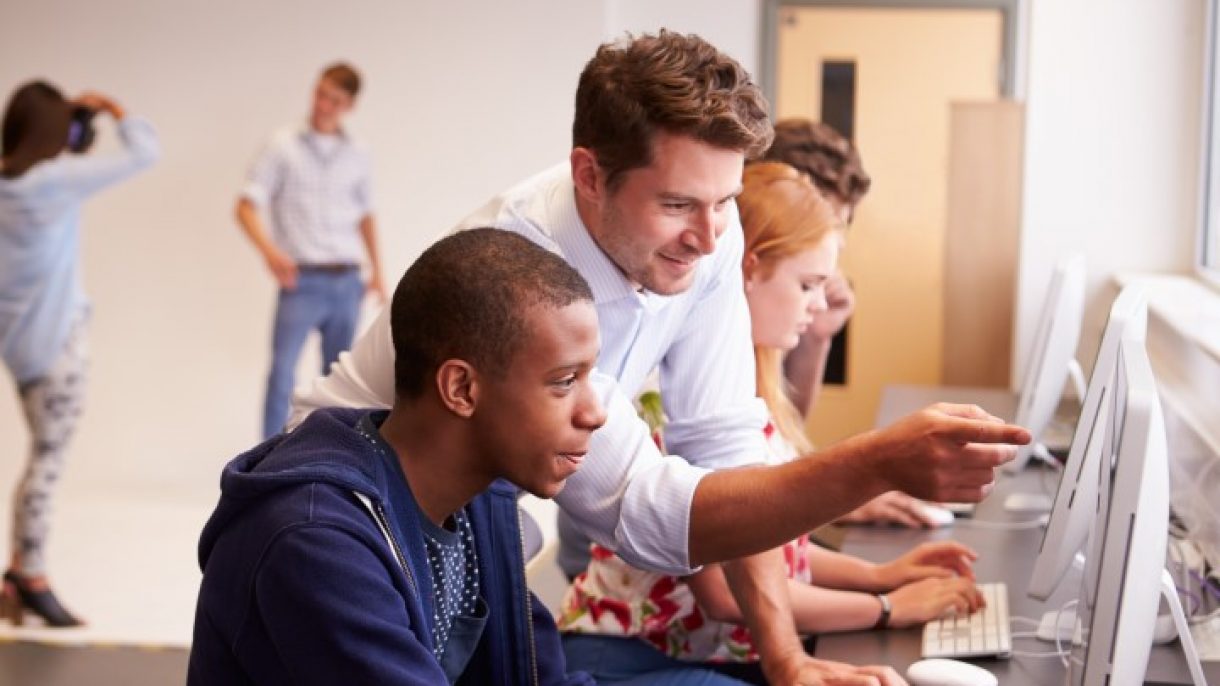 entreeopleiding student krijgt uitleg