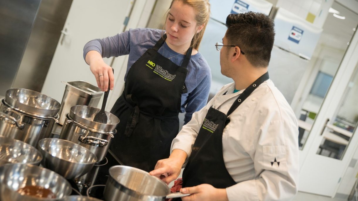 Docent en student in keuken