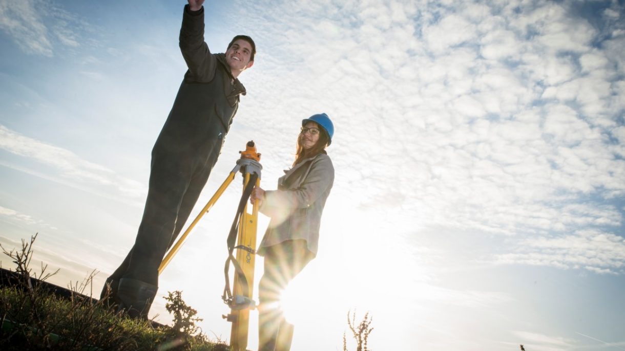 Studenten Watermanagement bestuderen landschap