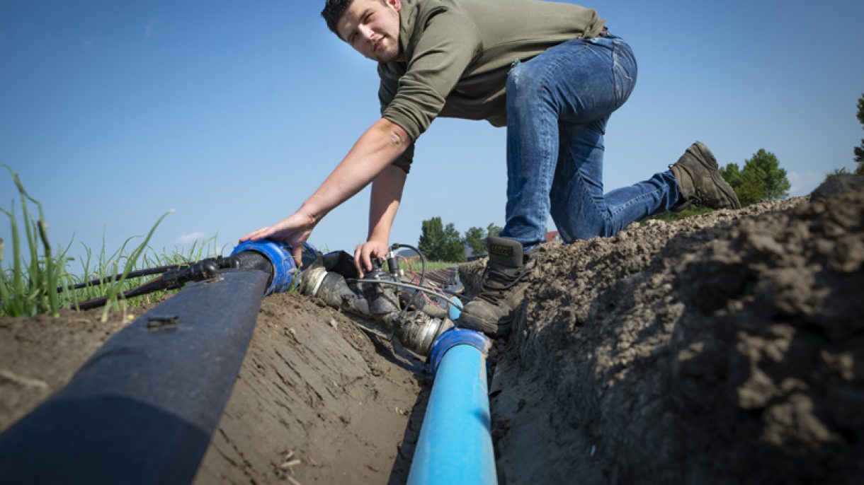 Student Agro checkt bewatering