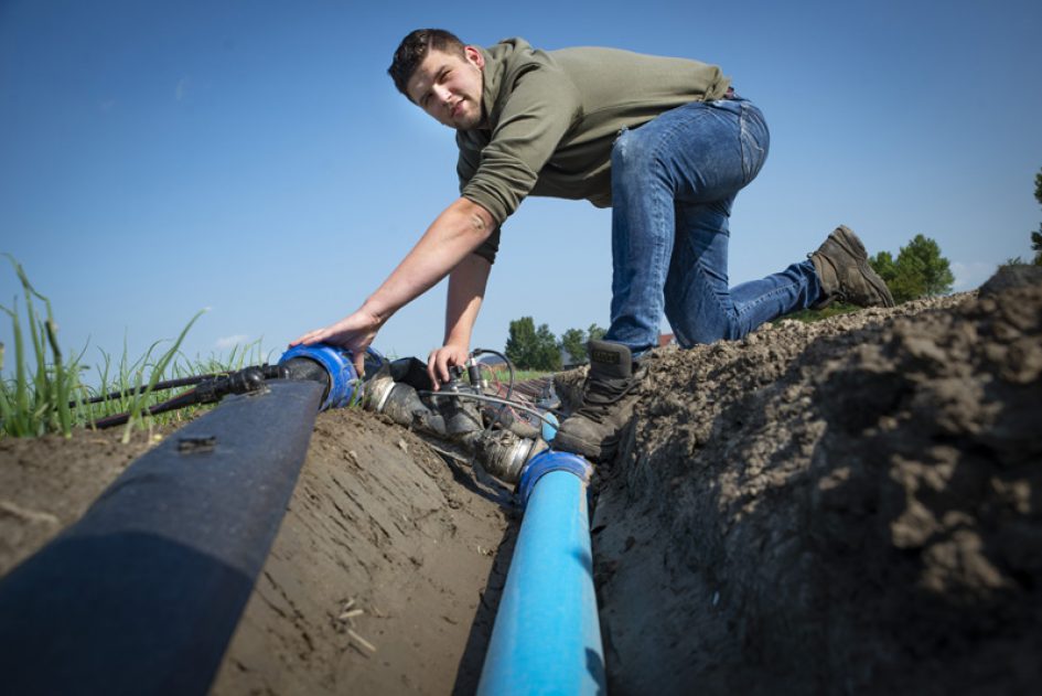 Student Agro checkt bewatering