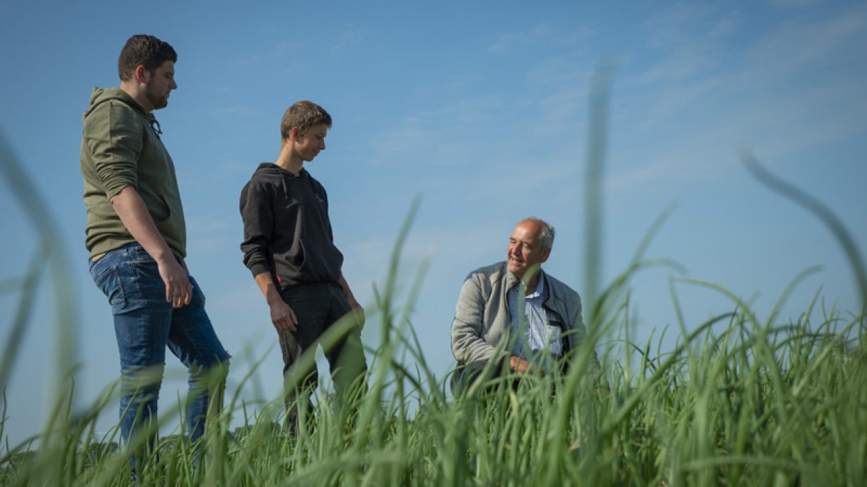 Docent Agro legt studenten iets uit in veld