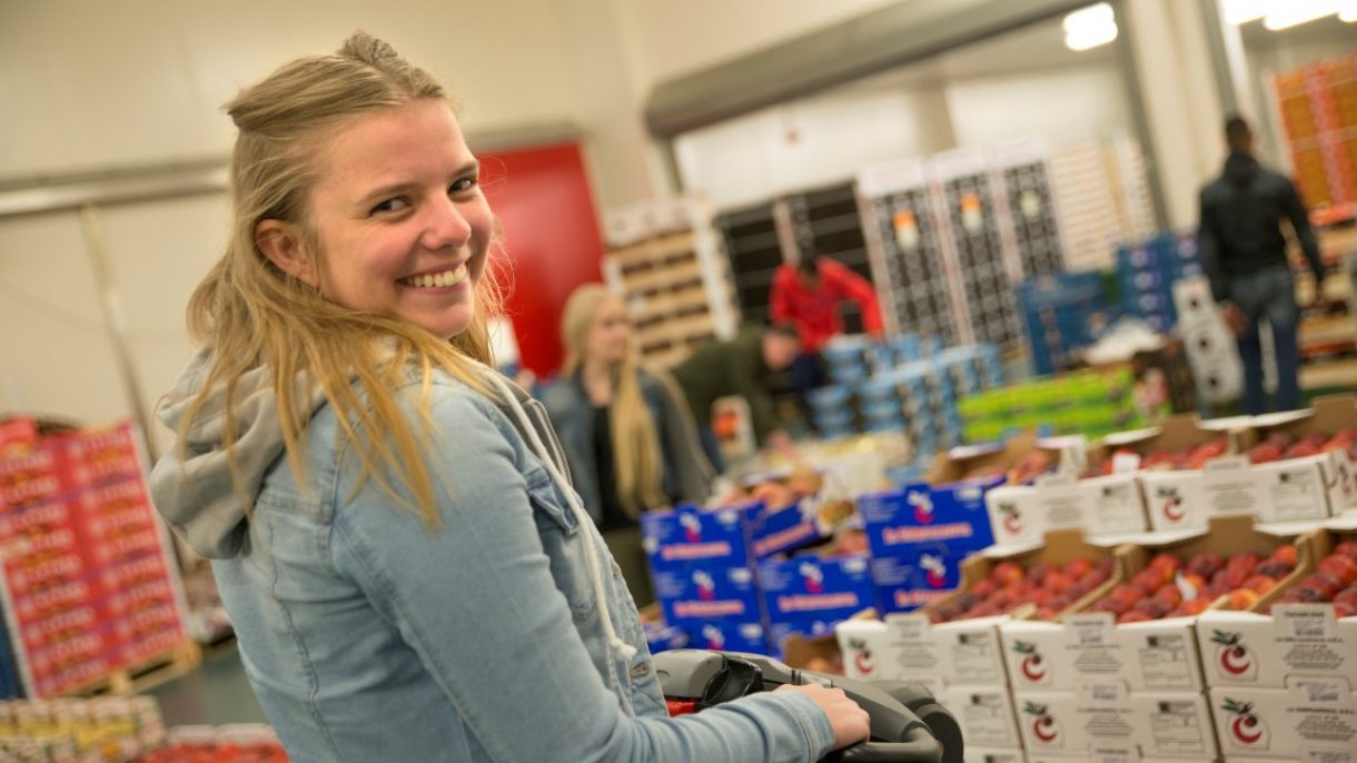 Student logistiek met palletwagen
