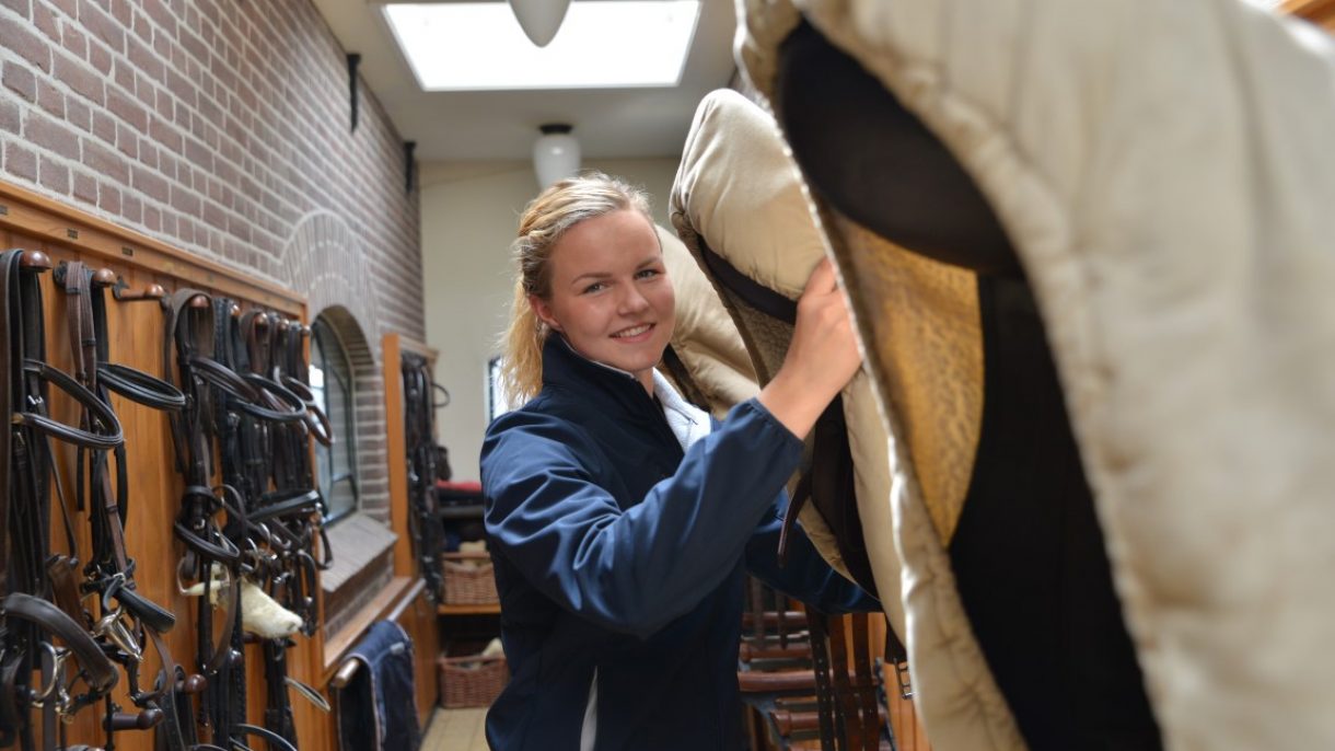 Student in zadelkamer