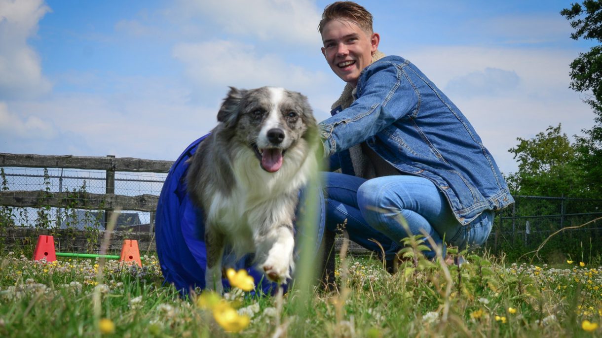 Student met hond door tunnel