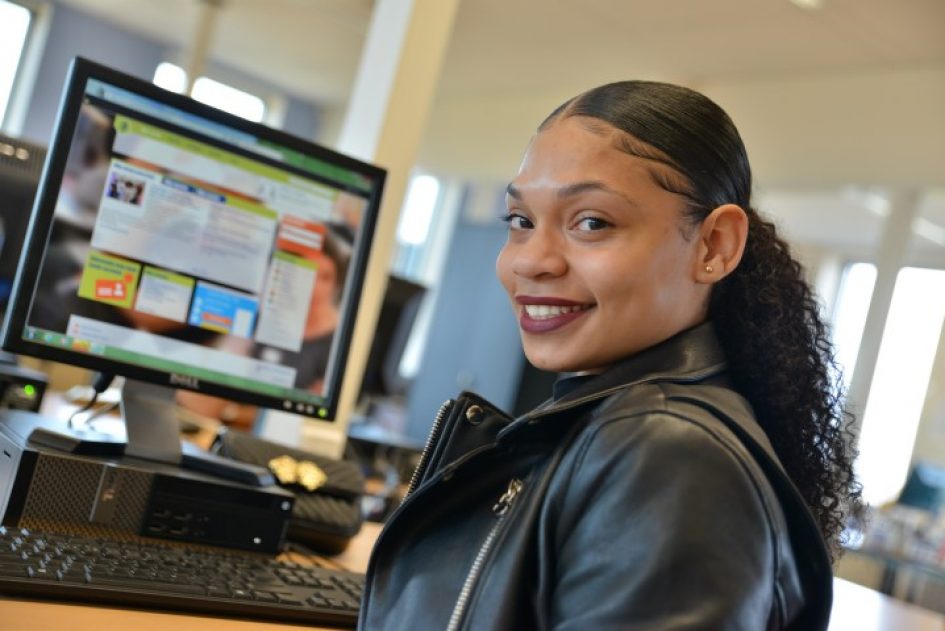 Studente New LIFE achter pc