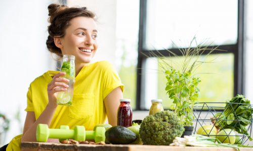 Meisje drinkt smoothie
