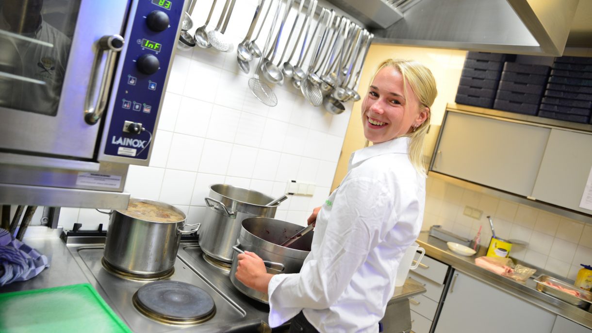 Studente in keuken achter pannen