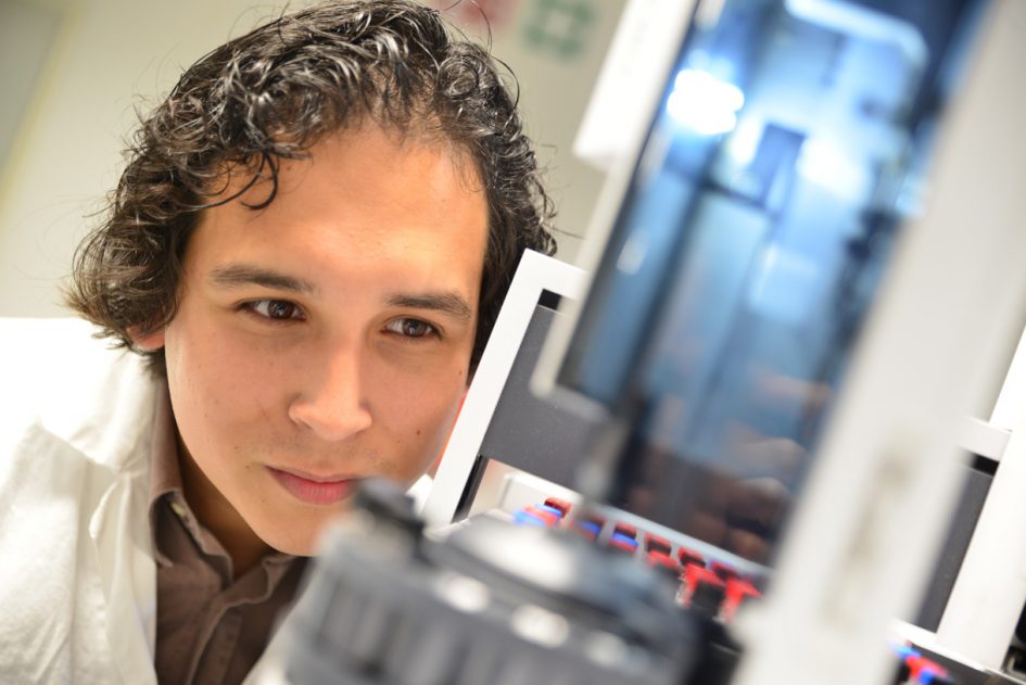 Student Voeding en Technologie onderzoekt voedingsmonster