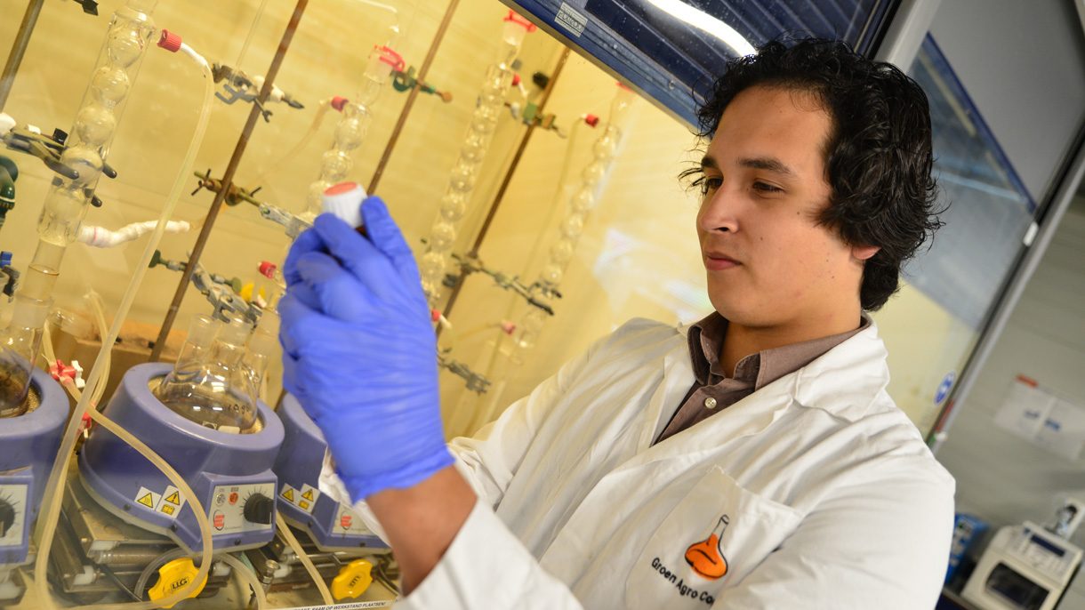 Student voeding en kwaliteit controleert voedingsmonster