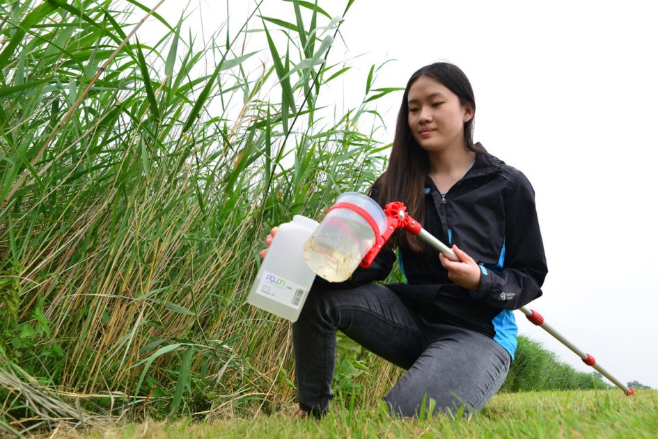 Meisje neemt watermonster