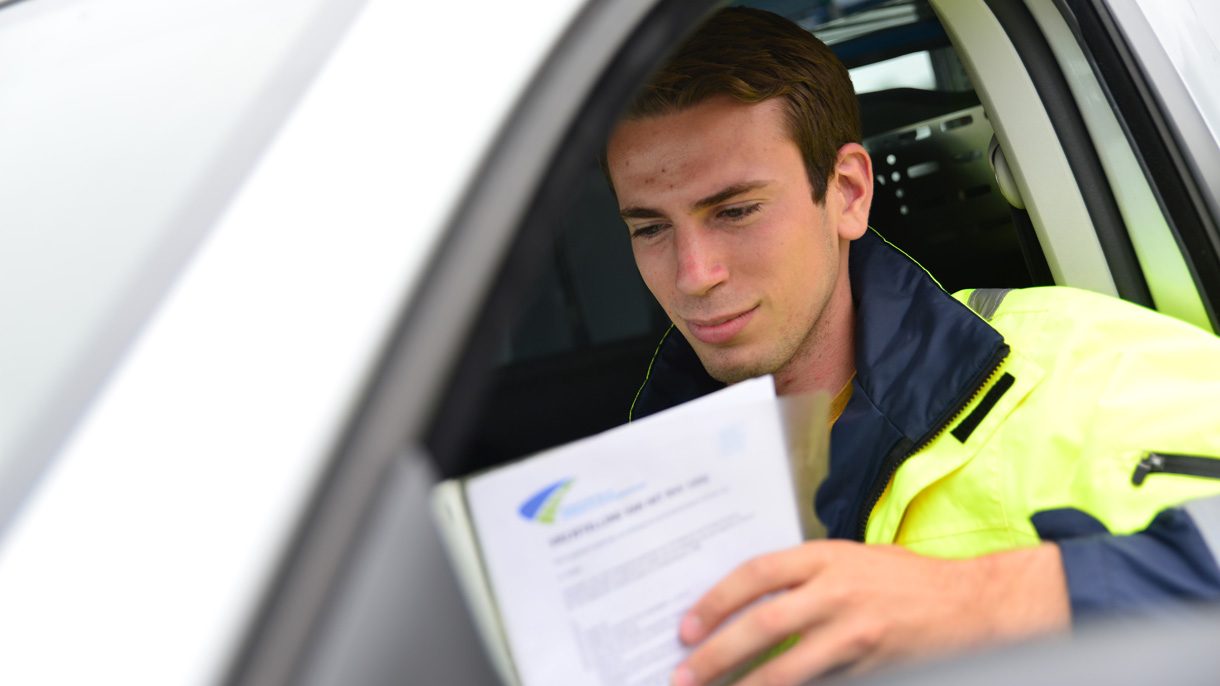 Student Inspecteur Leefomgeving zit in auto