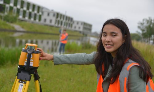 Watermanagement student met landmeter