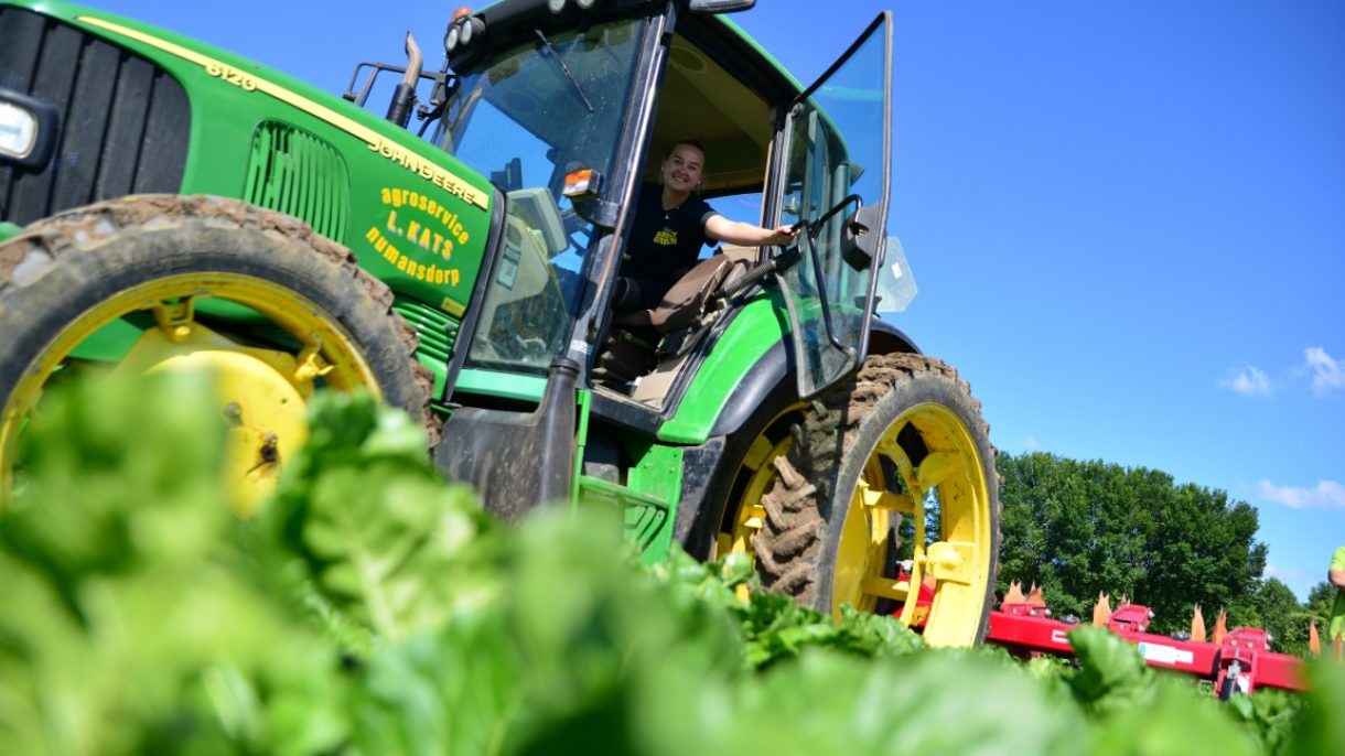 Gemechaniseerd loonwerk door middel van een traktor