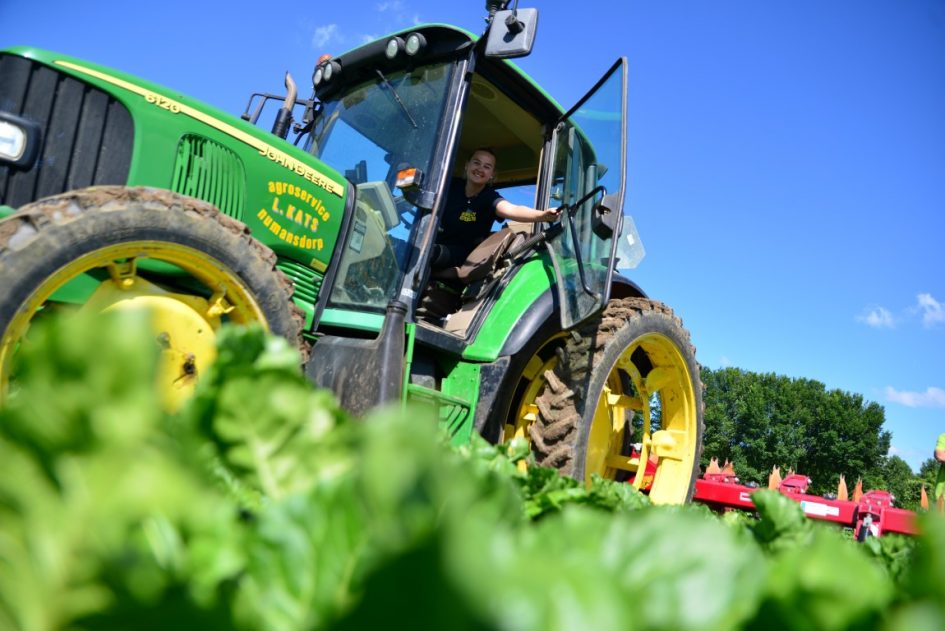 Gemechaniseerd loonwerk door middel van een traktor