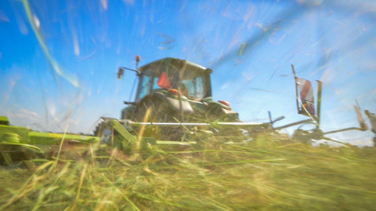 Loonwerk traktor schudt gras op