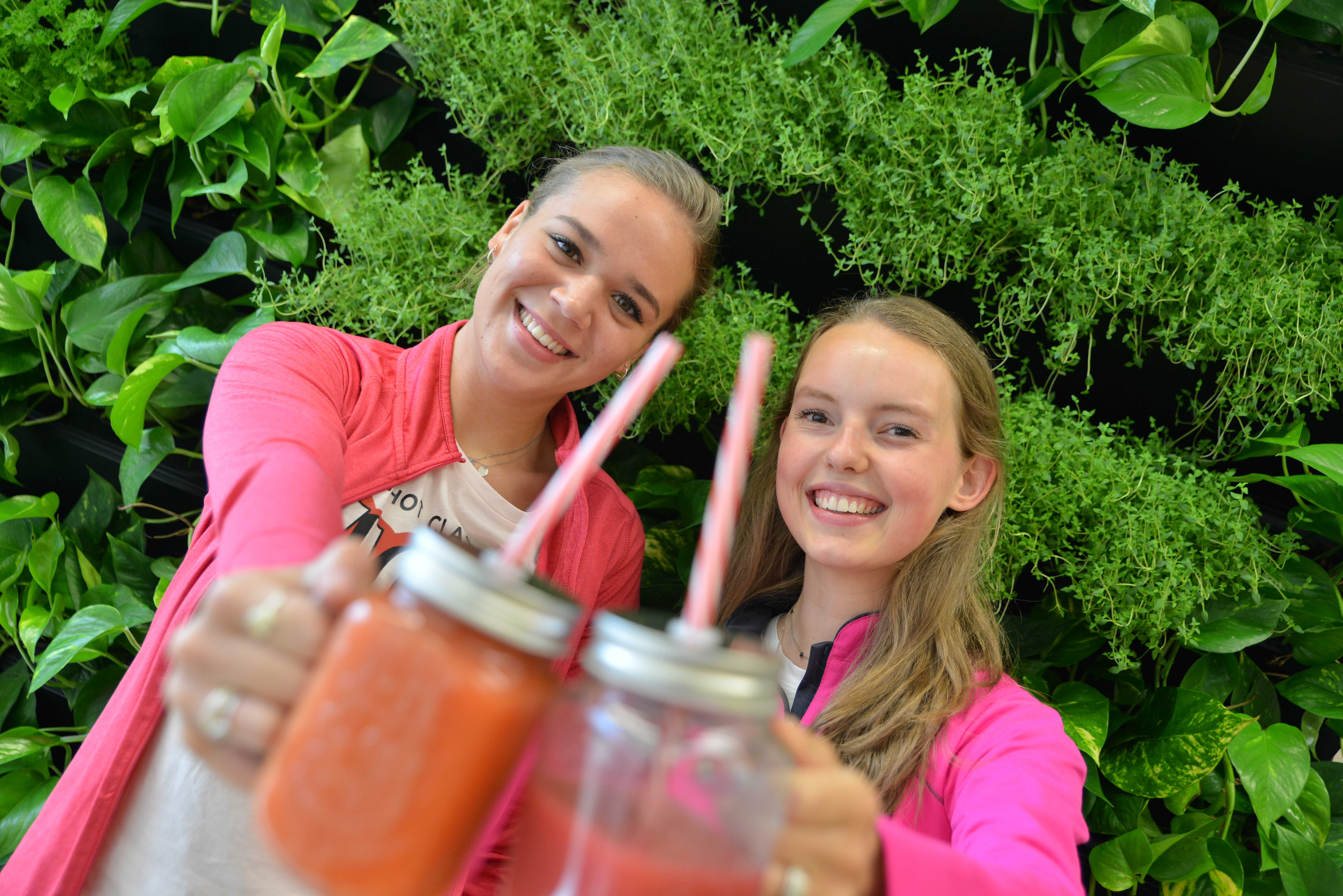 Twee studenten met smoothies