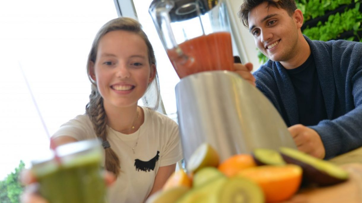 Studenten Food & Lifestyle aan tafel achter blender