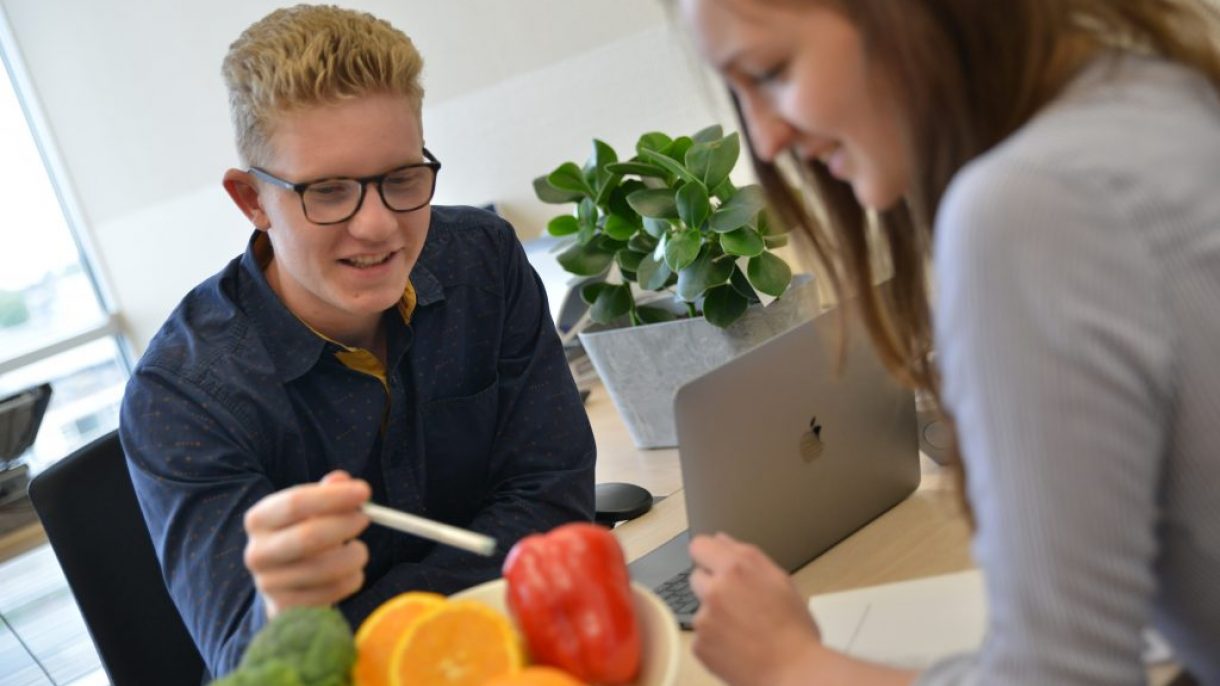 Student Food & Lifestyle wijst paprika aan