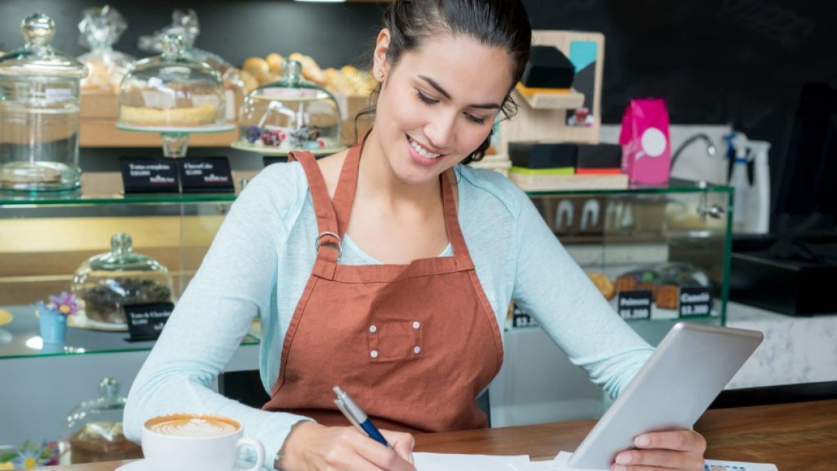 Student handel en ondernemen schrijft in schrift