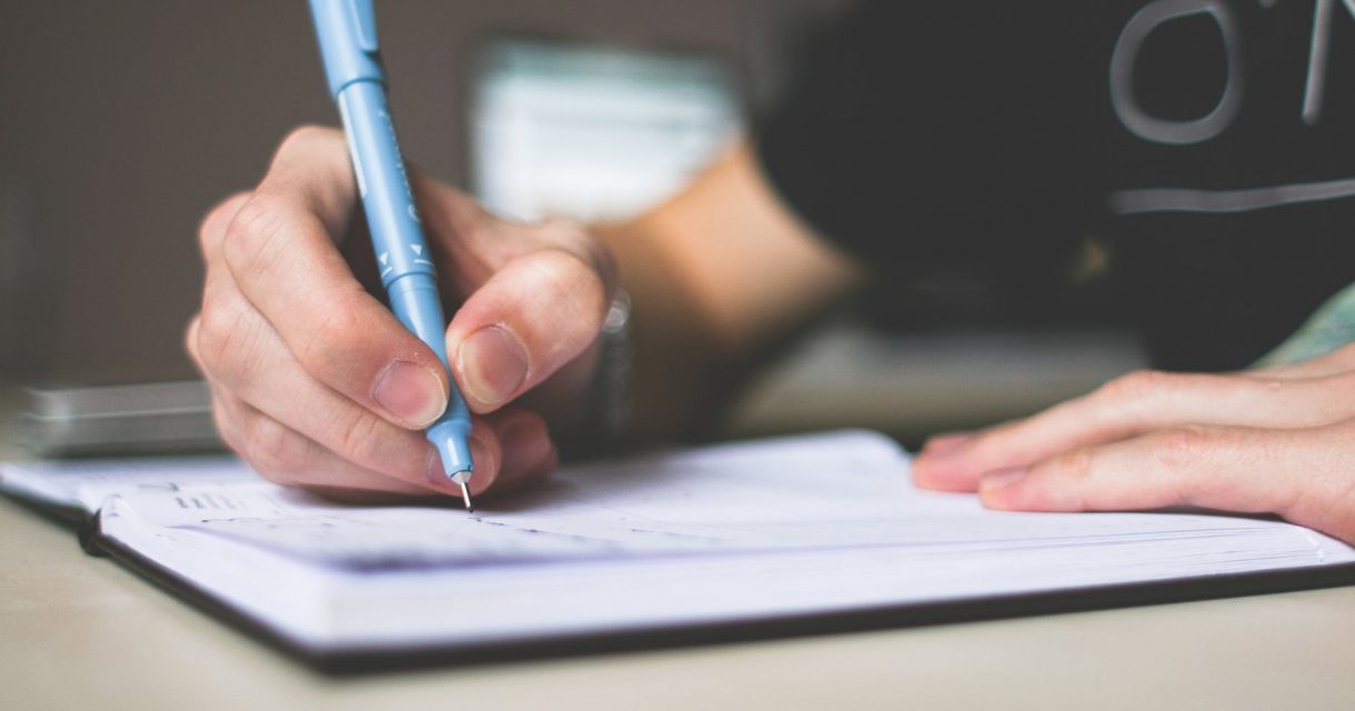 Jongen schrijft in schrift