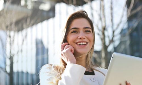 Contact met Lentiz, meisje met Ipad en mobiel
