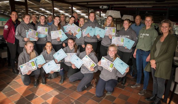 Groepsfoto geslaagde studenten paardenhouderij