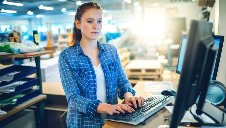 Meisje achter computer