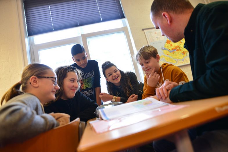 Leerlingen aan tafel tijdens een les