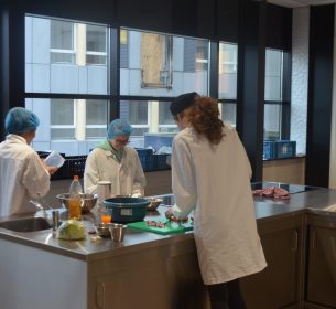 Studenten bij Food Innovation Academy