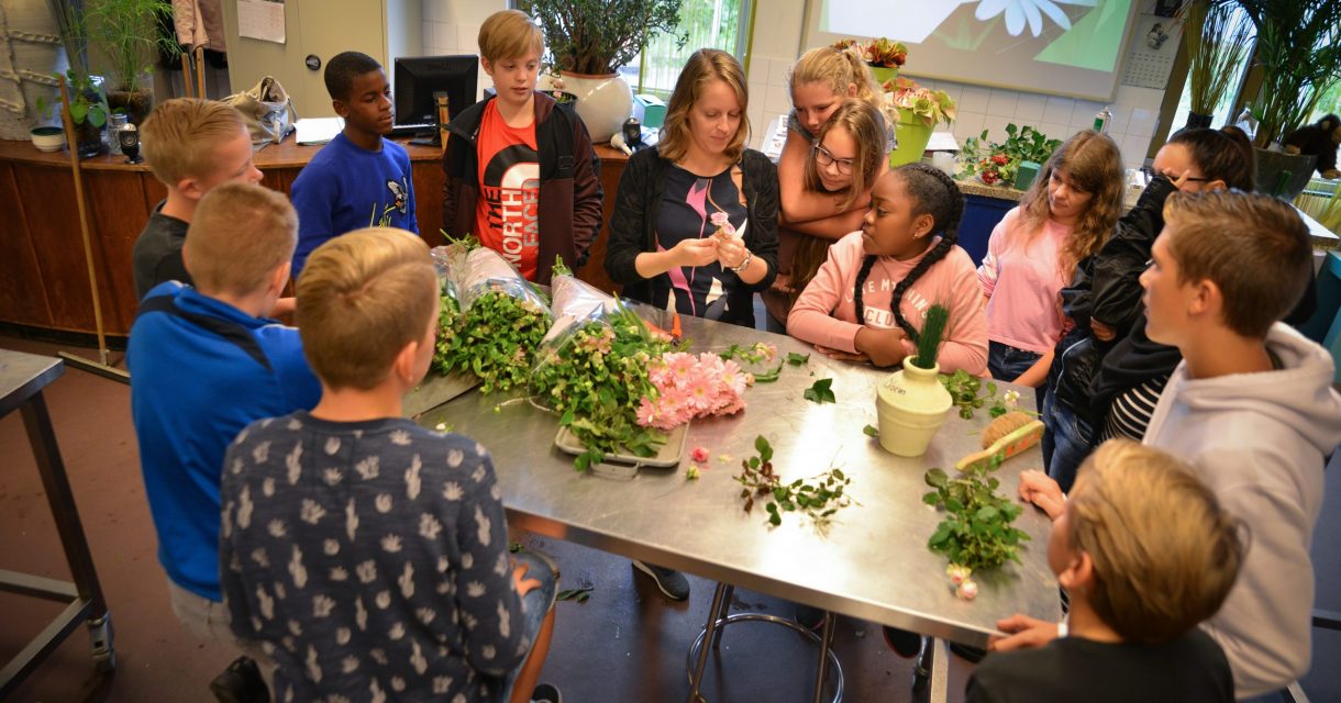 Leerlingen krijgen bloemles