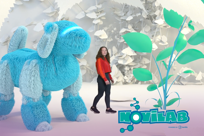 Lentiz Novilab leerling bij knuffelrobot met logo