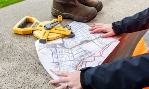 Student bekijkt landkaart met landmeter