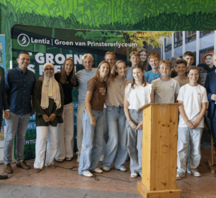 Wethouder Koen Kegel, Voorzitter Raad van Bestuur van Lentiz onderwijsgroep Rick van Dam, directeur Groen van Prinstererlyceum Jordi van der Poel. En leerlingen van de school.