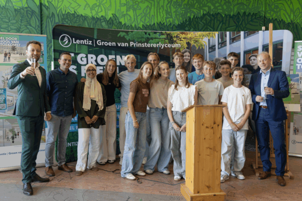 Wethouder Koen Kegel, Voorzitter Raad van Bestuur van Lentiz onderwijsgroep Rick van Dam, directeur Groen van Prinstererlyceum Jordi van der Poel. En leerlingen van de school.