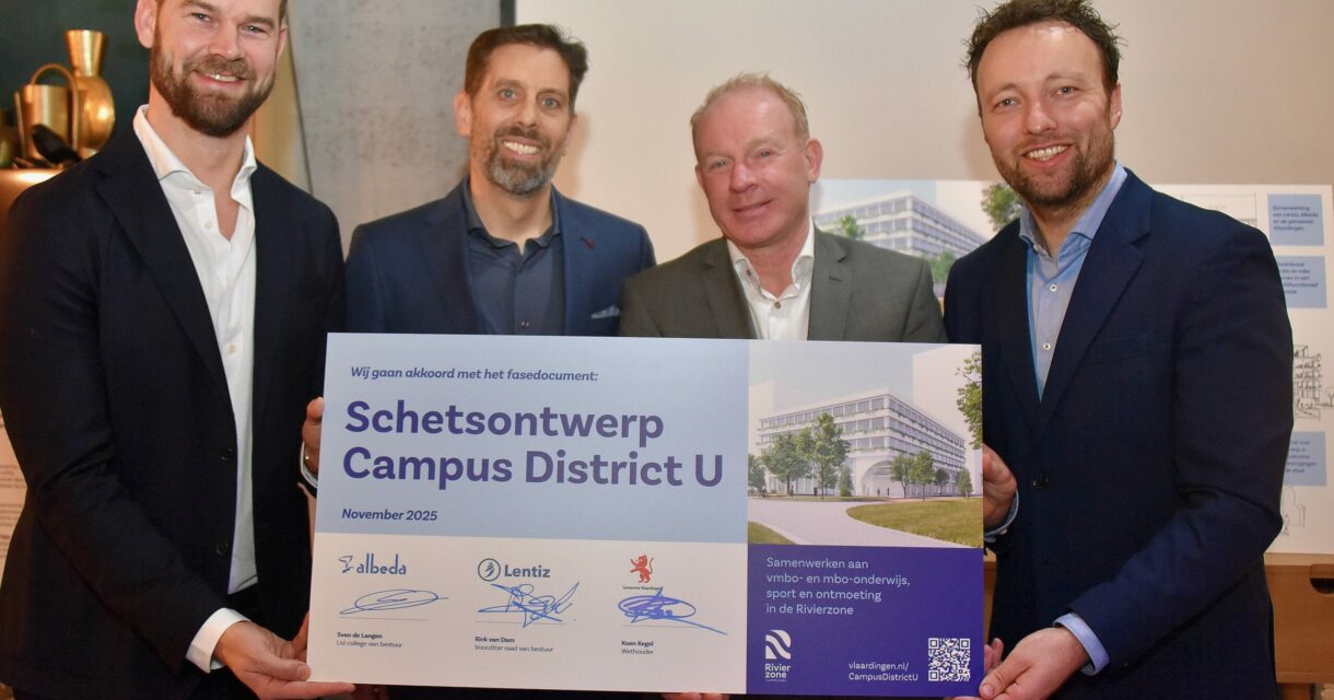 Bestuurders en schooldirecteur bij feestelijke ondertekening schetsontwerp District U
