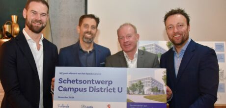 Bestuurders en schooldirecteur bij feestelijke ondertekening schetsontwerp District U