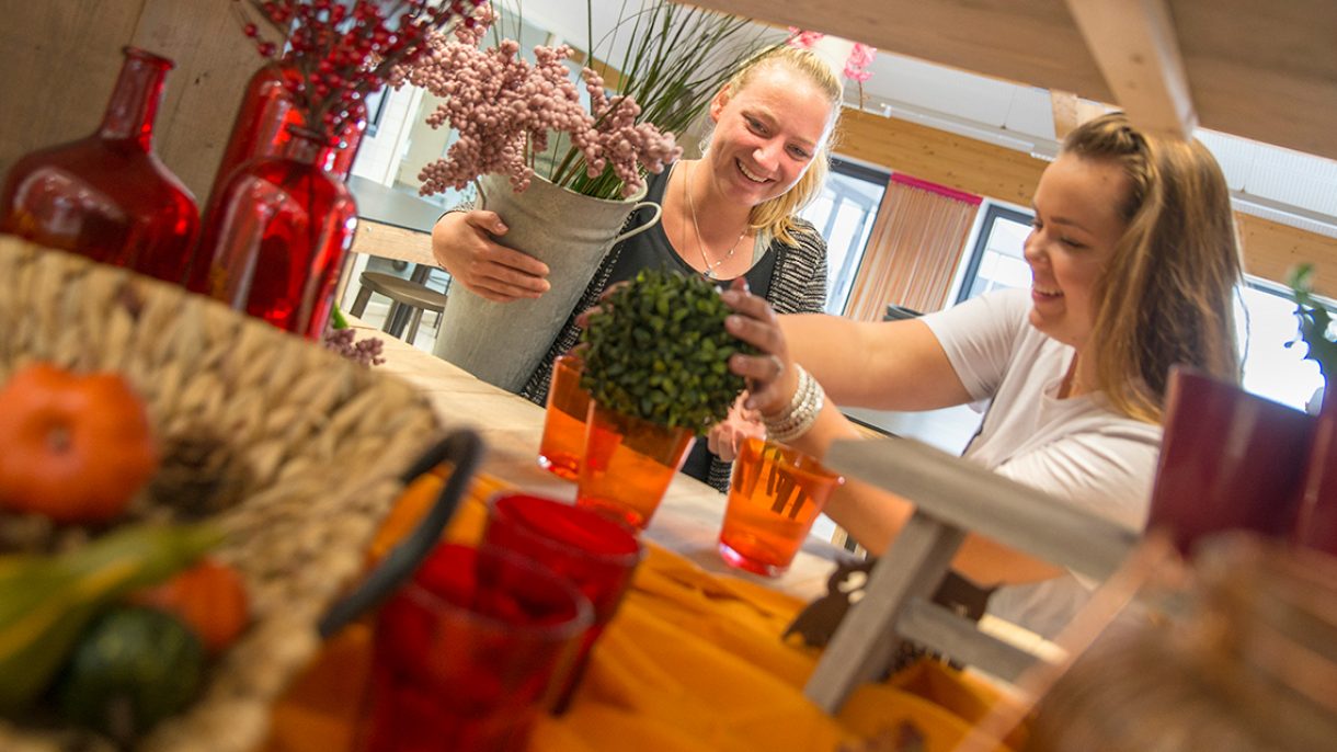 Student Bloem en Design in kleurrijk lokaal