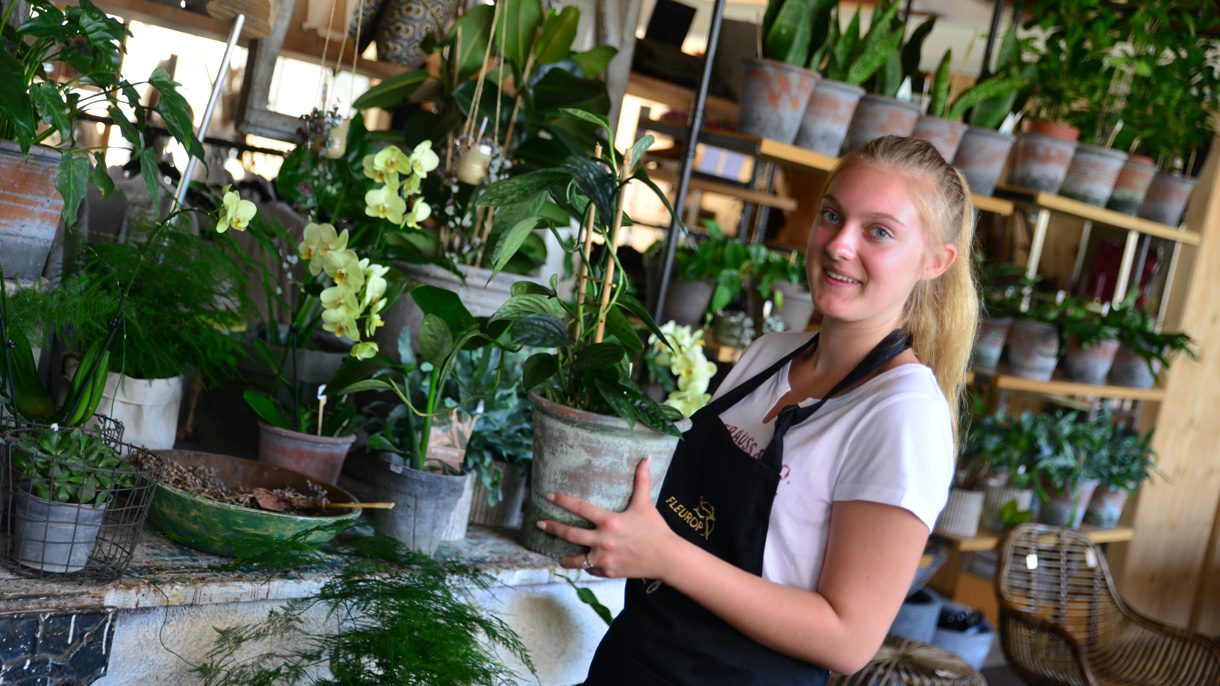 Student Bloem en Design met pot planten