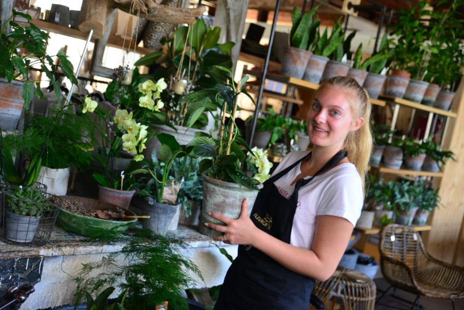 Meisje met pot planten