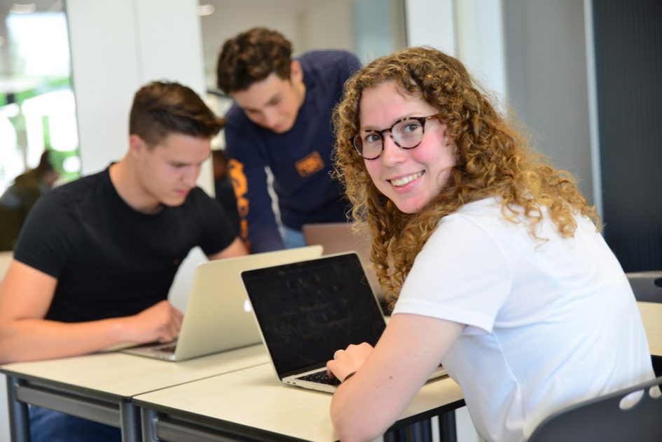 Student achter laptop