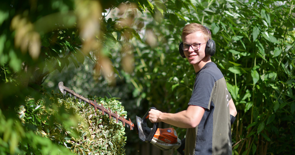 Student hovenier heggenschaar