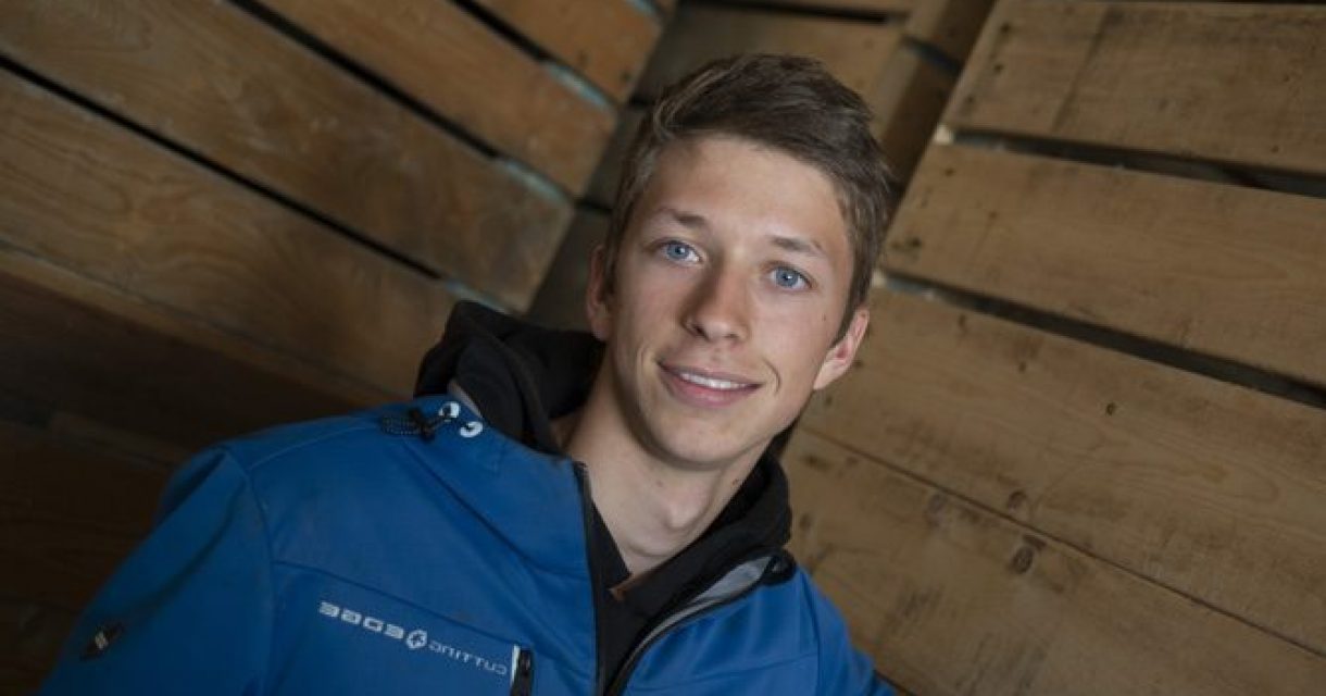 jongen voor kuubkisten