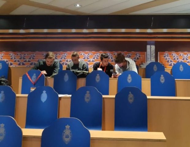 Studenten verwerken informatie voor het debat