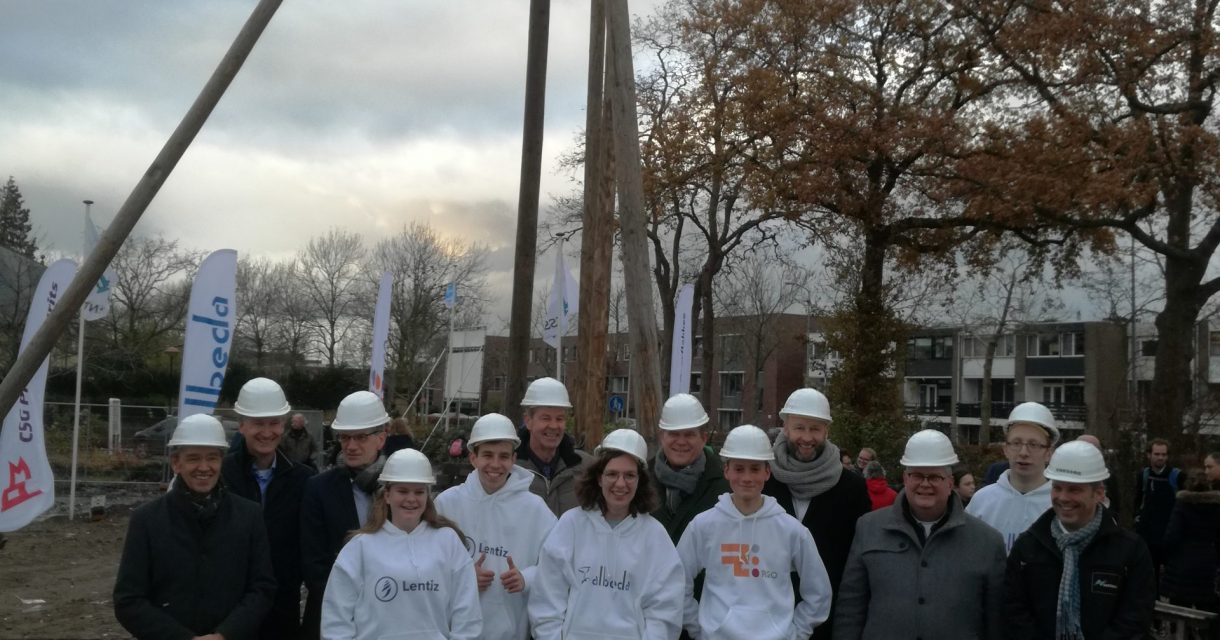 Groep mensen die de eerste paal hebben geslagen