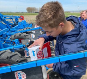 zaad voederbieten in de zaaimachine doen