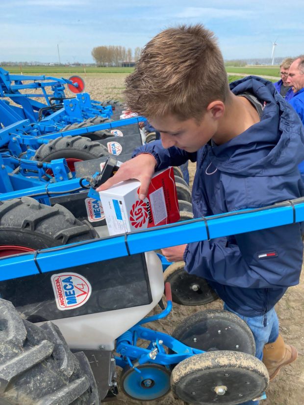 zaad voederbieten in de zaaimachine doen