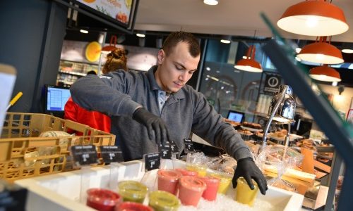 Student Handel en Ondernemen schikt smoothies in display